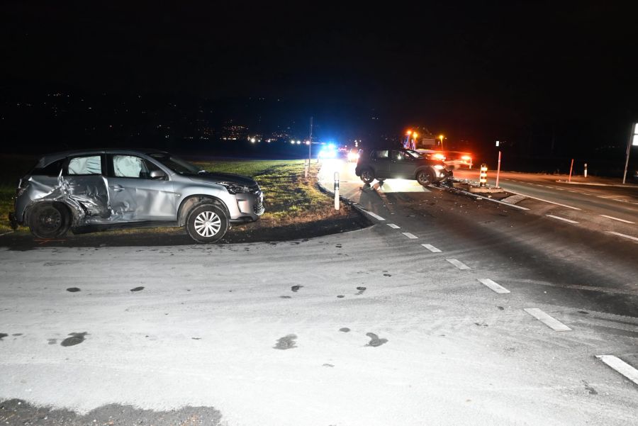 Eine Frau und ein Kind wurden bei der Kollision verletzt.