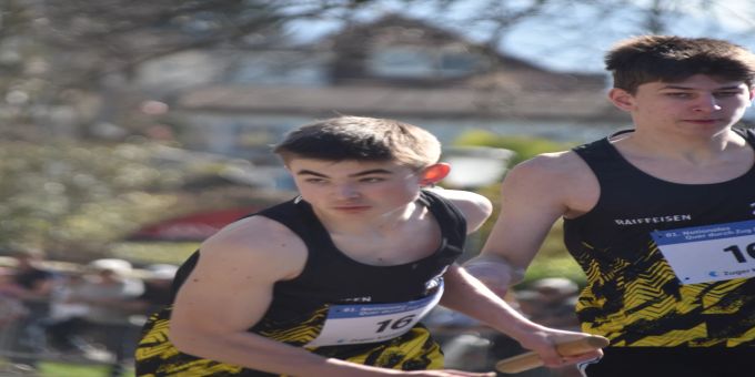 Jannik Guntlin und Raoul Müller bei der Übergabe des Staffelstabs. Leichtathletik Staffellauf
