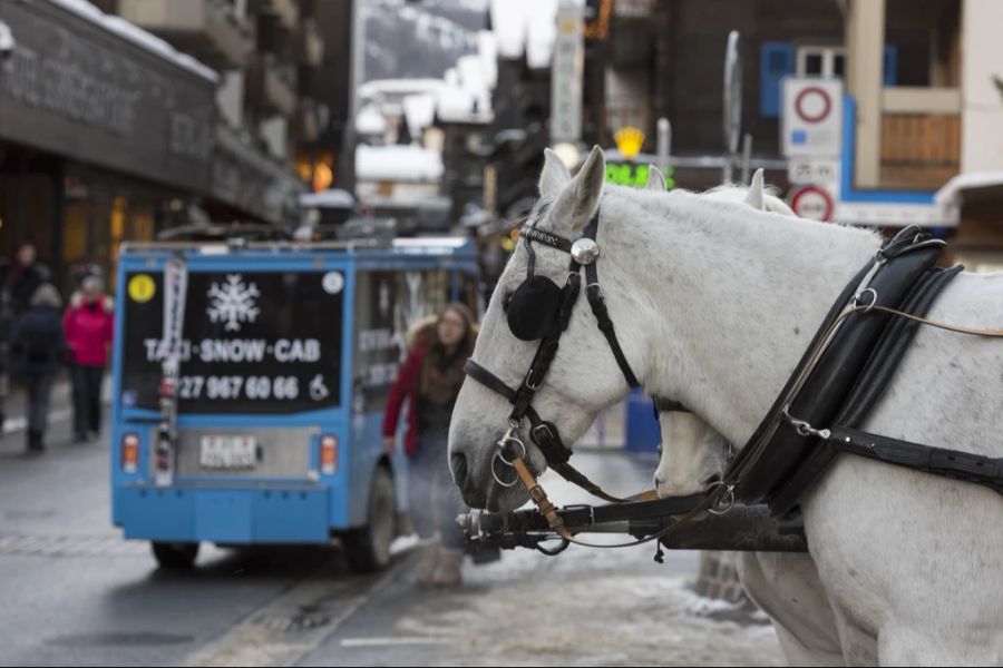 Wer nicht von Pferden durch Zermatt gezogen werden will oder sich in den Ortsbus zwängt, benötigt ein Elektrotaxi.