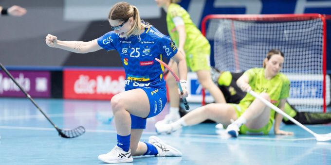 Gentiana Behluli (Nr. 25, Kloten-Dietlikon Jets) bejubelt den 5:4 Siegtreffer. Unihockey-Spielerin