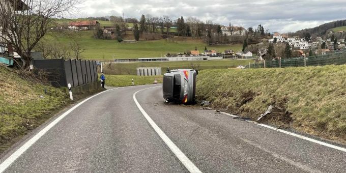 Freiburg: Autofahrer überfährt Sicherheitslinie – Unfall. Freiburg