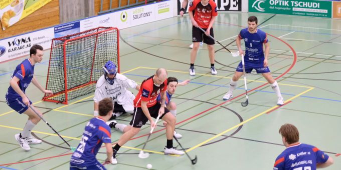 ULA im Spiel gegen Lok Reinach. Unihockeyspieler auf dem Feld.