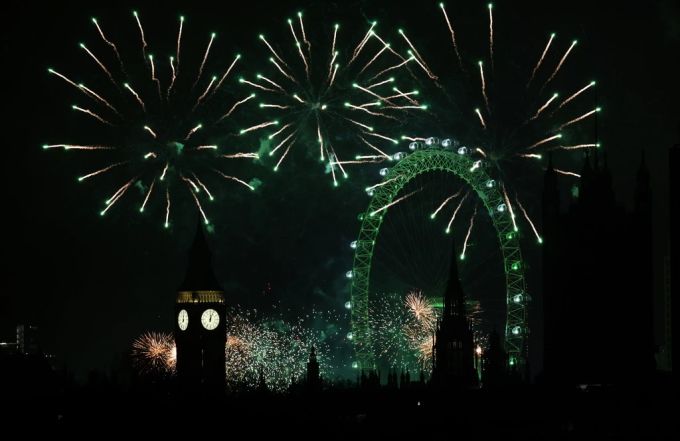 London feiert den Jahreswechsel mit Feuerwekr beim Big Eye und hinter Big Ben. london
