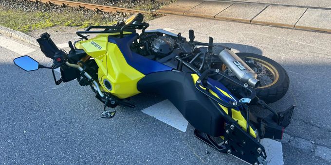 Bei der Kollision mit dem Auto wurde der Motorradfahrer mittelschwer verletzt. Kollision
