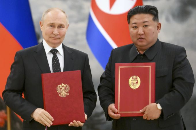 Kim Jong Un (r) schickt tausende seiner nordkoreanischen Soldaten nach Russland, um im Ukraine-Krieg für Wladimir Putin zu kämpfen. Ukraine-Krieg