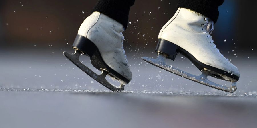 Schlittschuhe müssen eng am Fuss anliegen und dürfen nicht drücken.