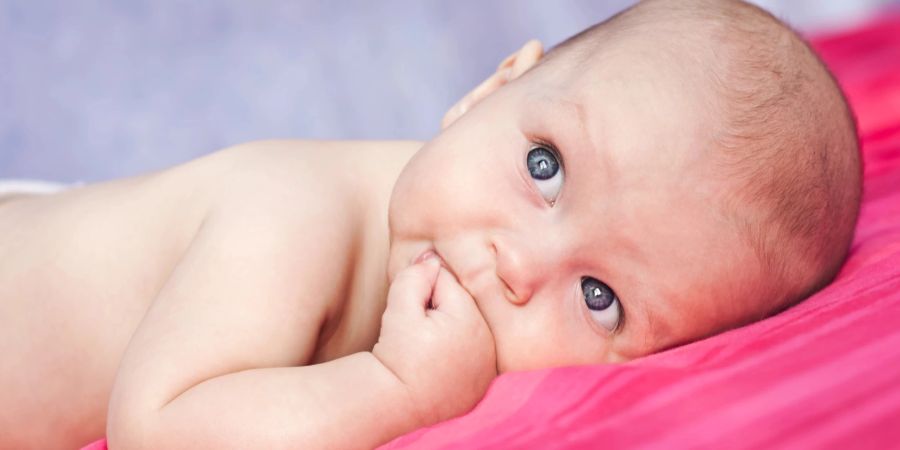 baby nuckelt an hand