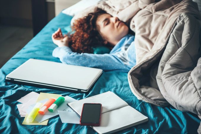 Die ganze Nacht wach bleiben und dann den Tag verpennen – das kennen viele Eltern von Jugendlichen. teenager jugendliche bett schafen