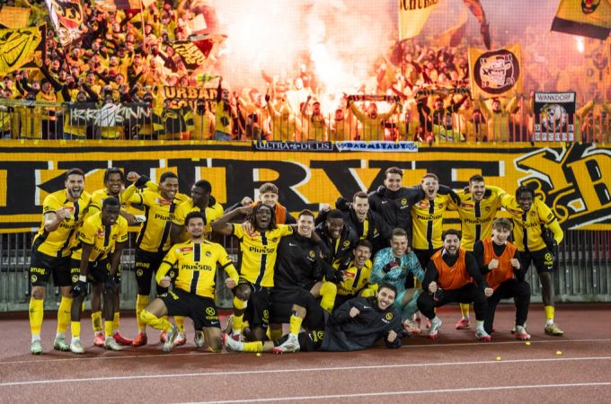 Die Spieler von YB lassen sich nach dem 3:2-Sieg beim FC Zürich im Cup-Viertelfinal feiern. YB