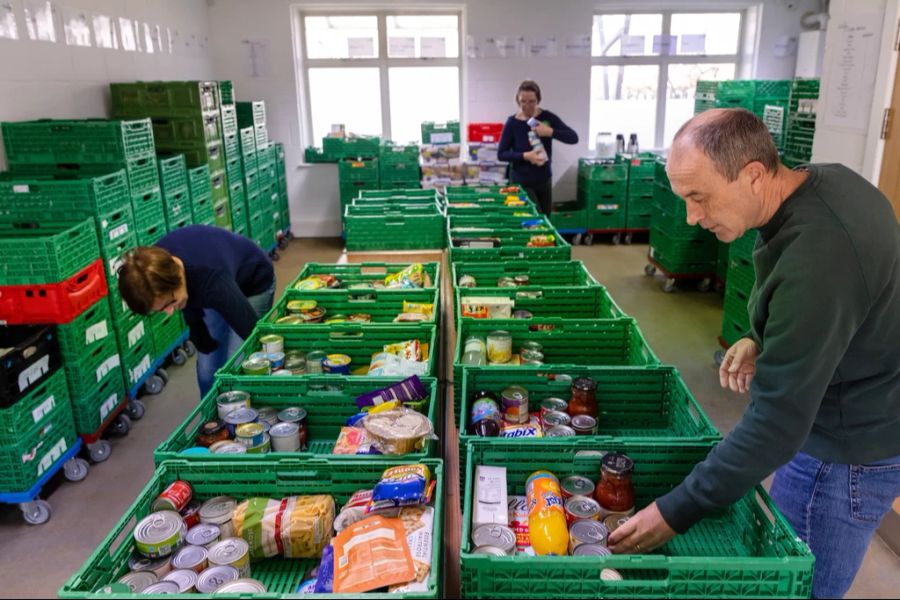 Die Grossmutter muss zu Lebensmittelbanken gehen, der Grossvater wieder Vollzeit anstatt Teilzeit arbeiten. (Symbolbild)