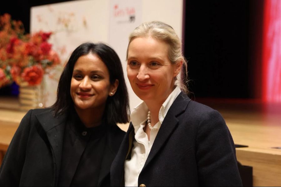 "Aufs alt werden zusammen", schreibt Sarah Bossard zu diesem Bild mit ihrer Frau, Alice Weidel.