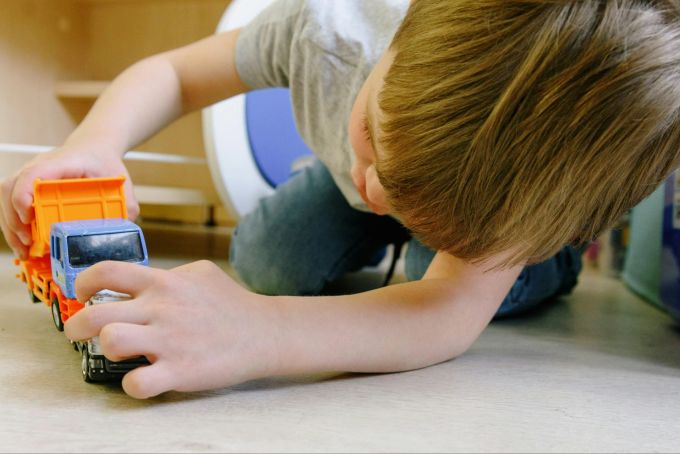 Für die Meitli nicht nur Puppen und für die Buben nicht nur Autos: Experten raten, den Kindern Freiraum zu lassen. Freiraum
