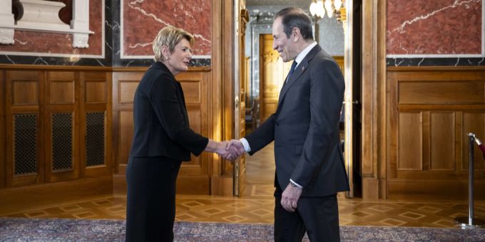 Bundespräsidentin Karin Keller-Sutter, links, begrüsst der Botschafter der Europäischen Union Petros Mavromichalis. Petros Mavromichalis