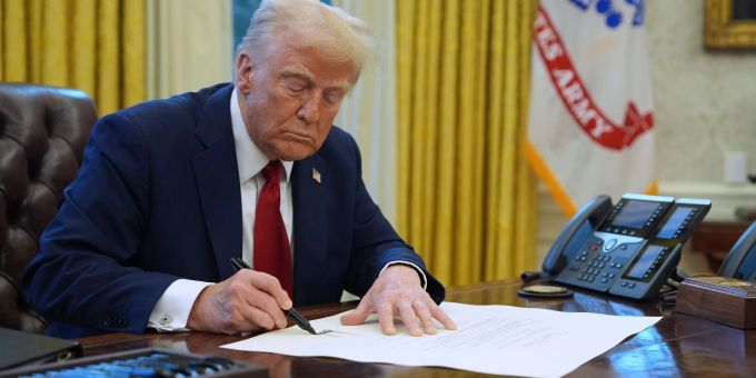 US-Präsident Donald Trump weicht auffallend aus auf Nachfragen dazu, ob er bereits mit Kremlchef Wladimir Putin telefoniert hat. US-Präsident Donald Trump weicht auffallend aus auf Nachfragen dazu, ob er bereits mit Kremlchef Wladimir Putin telefoniert hat.