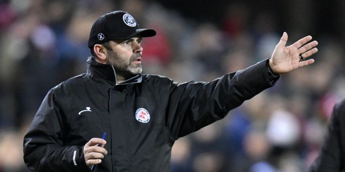 Winterthur-Trainer Uli Forte gestikuliert an der Seitenlinie. Uli Forte