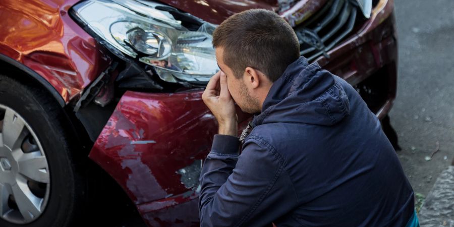 Mann täuscht Unfall vor