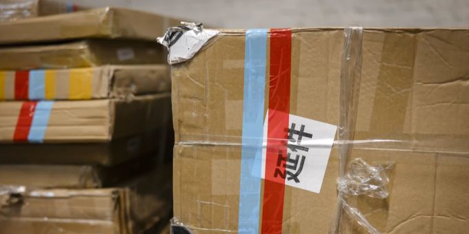 Während die US-Post keine Pakte aus China mehr annehmen will, plant die EU höhere Zölle auf Pakete von Temu und Shein. China Pakete
