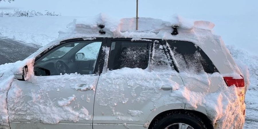 Schnee auf Fahrzeug