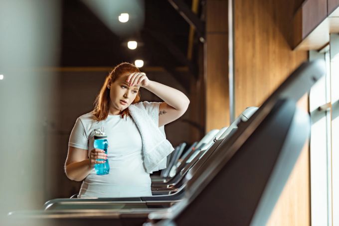 Da quält man sich beim Sport und nimmt trotzdem nicht ab: Oft liegt dies an einem verlangsamten Metabolismus. frau am laufband