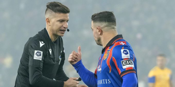 Xherdan Shaqiri im Gespräch mit Schiedsrichter Luca Piccolo. Xherdan Shaqiri