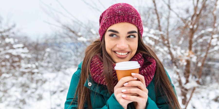 frau in winterlandschaft