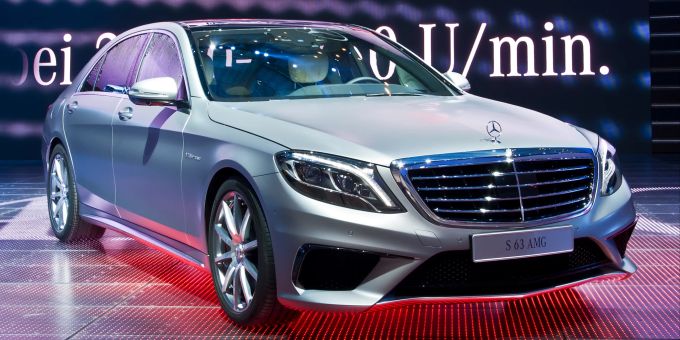 Die Mercedes-Benz Baureihe 222 basiert auf der Bodengruppe des Vorgängermodells (Baureihe 221) und nutzte dessen Typenzulassung. S-Klasse W222