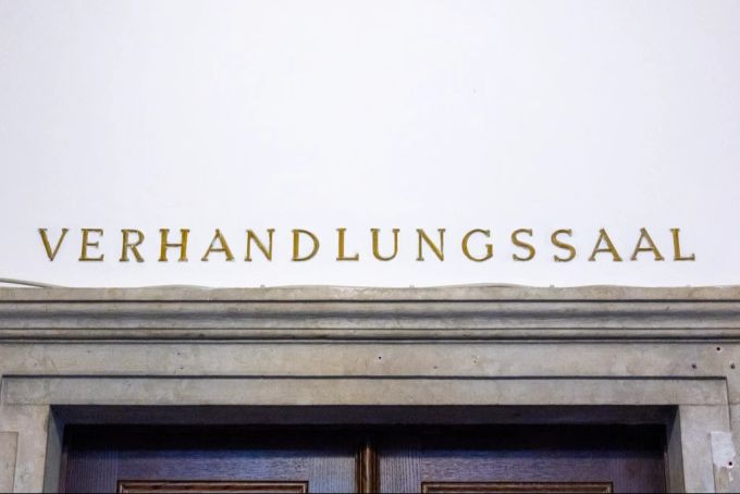Während der Verhandlung stellt sich der Partner der Angeklagten auf ihre Seite. (Symbolbild) Gericht Verhandlung
