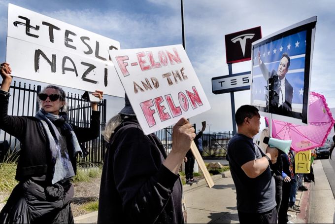 Menschen protestieren gegen Tesla und Elon Musk. (Archivbild) tesla proteste