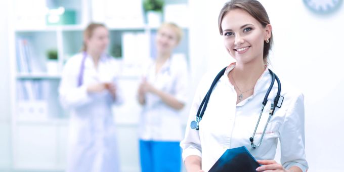 Medizinische Praxisassistentinnen und -assistenten üben eine unentbehrliche Funktion in Arztpraxen und Spitälern aus. Ausbildung Gesundheitswesen