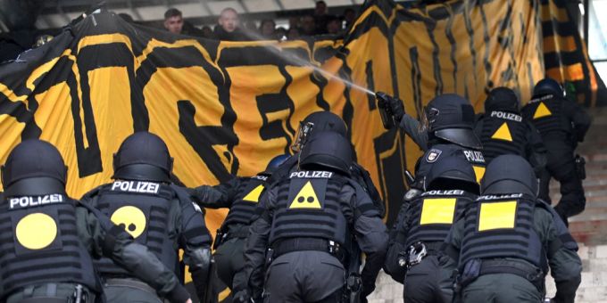 Beim Ostderby zwischen Dresden und Rostock muss die Polizei einschreiten. Ostderby