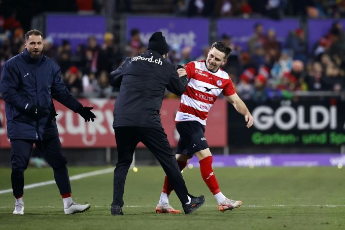 Traum-Torschütze Basil Stillhart lässt sich feiern. fc winterthur