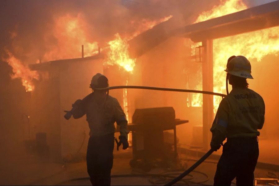 Fünf Waldbrände wüten rund um Los Angeles.