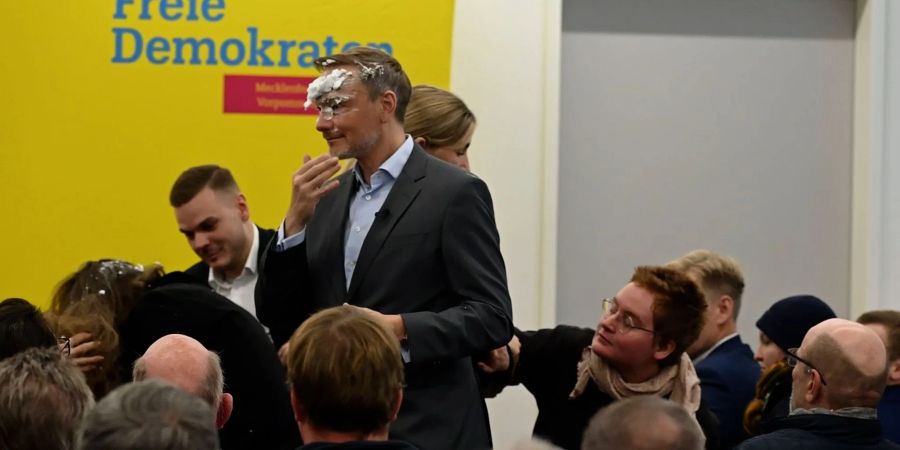 Der FDP-Vorsitzende Christian Lindner wurde mit Schaum beworfen.