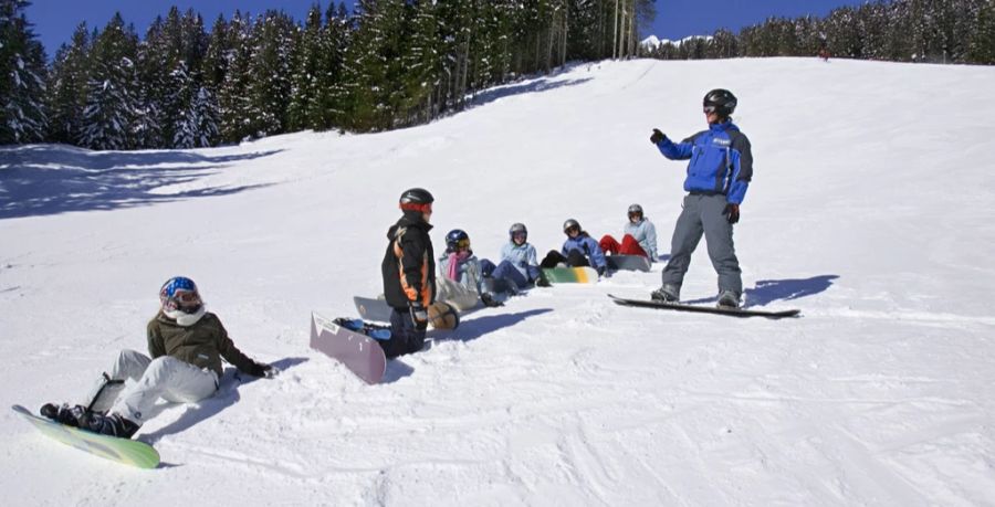 Schon um die Jahrtausendwende (hier ein Snowboard-Unterrichtsfoto aus 2005) boomte das Snowboarden. Viele Kinder von damals sind heute selbst Eltern.