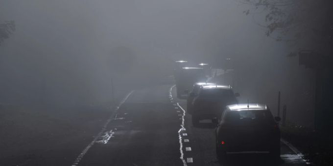 Autos verschwinden im Nebel, am Sonntag, 3. November 2024, auf dem Gurnigel im Kanton Bern. Wetter