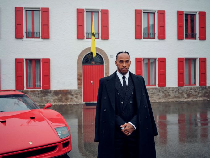 Lewis Hamilton posiert in Maranello mit einem Ferrari F40 vor dem Haus von Firmengründer Enzo Ferrari. Lewis Hamilton Ferrari