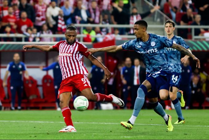 Olympiakos Piräus-Stürmer Ayoub El Kaabi schiesst Aston Villa fast im Alleingang ab. Ayoub El Kaabi