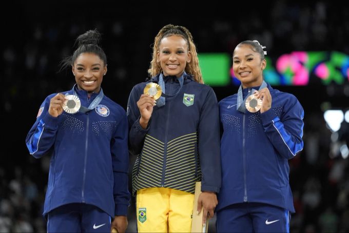 Jordan Chiles (re.) hatte ihre Medaille nach Olympia 2024 wieder abgeben müssen. Jordan Chiles Olympia 2024