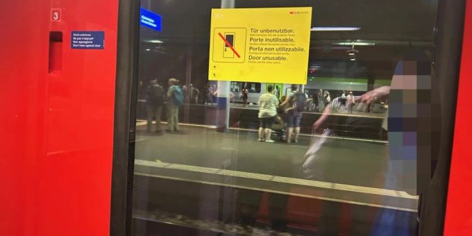 «Ferien?» - Pendler nerven sich über kaputte Türen in SBB-Zügen