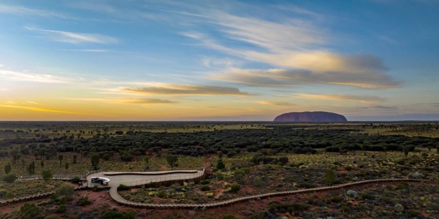 Von August 2024 bis März 2025 findet die Lasershow «Sunrise Journeys» täglich jeden Morgen statt. Die Besucher können die Show auf einer Plattform mit Panoramablick auf Uluru und Kata Tjuta erleben.