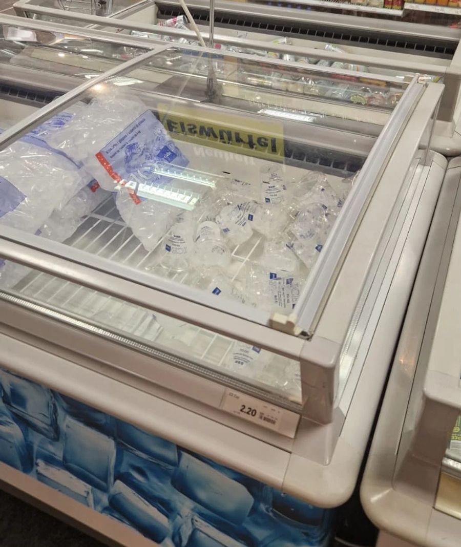 Bei Coop gibt es neben dem 150-Gramm-Eisbecher für 2.20 Franken einen ganzen 5-Kilo-Sack Eiswürfel für 10.50 Franken.