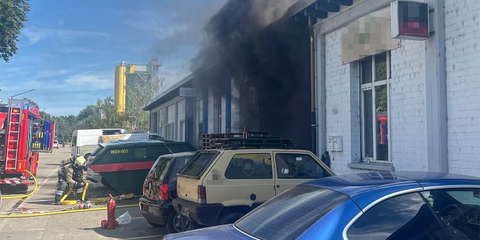 Feuerwehreinsatz wegen Brand in Gewerbeliegenschaft. Brand in Gewerbeliegenschaft.