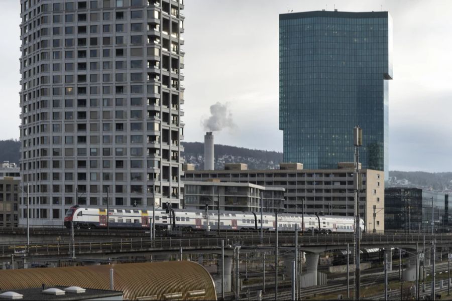 Dies liegt einerseits an den hitzestauenden Materialien wie Asphalt, Beton oder Glas und an der dichten Bebauung.