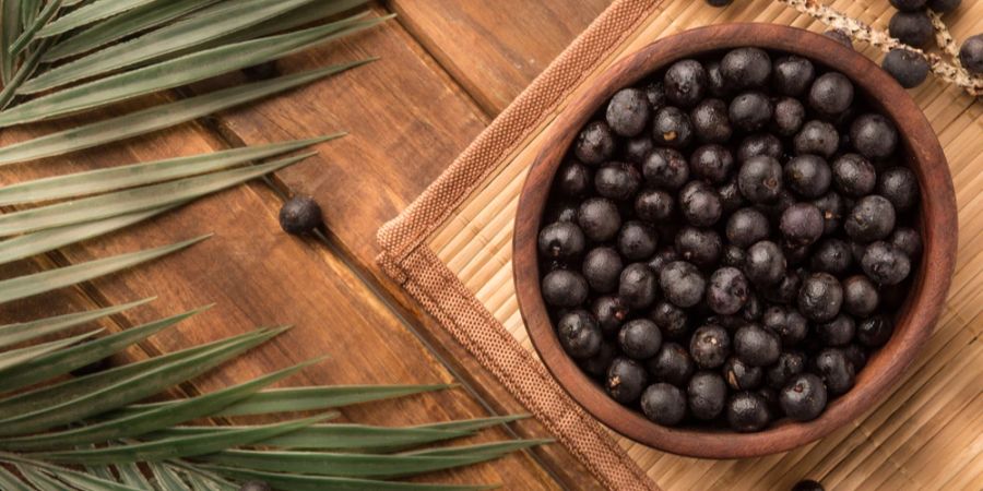 Schale mit Açaí-Beeren Palmenblatt Bastmatte