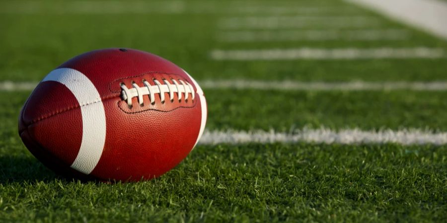 Football liegt auf dem Rasen auf einem Spielfeld