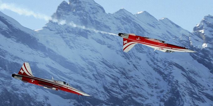 Zwei F-5 Tiger Kampfflugzeuge der Patrouille Suisse beim «Spiegel»-Manöver über den Berner Alpen. (Archivbild) patrouille suisse