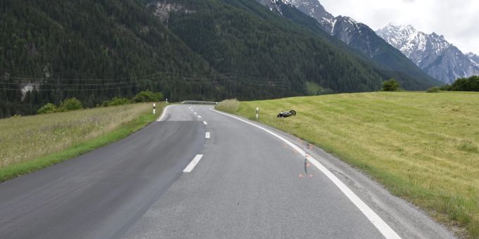 Scuol und Sta. Maria Val Müstair: Zwei Stürze mit Motorrädern. Scuol und Sta. Mari