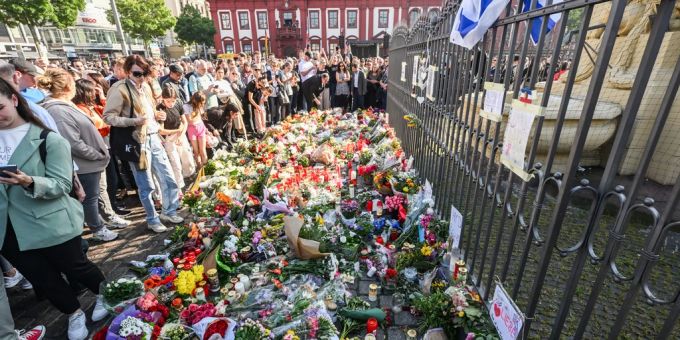 Zahlreiche Menschen legten Blumen für den getöteten Polizisten nieder. mannheim