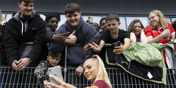 Alisha Lehmann erfüllt Selfie-Wünsche. Alisha Lehmann
