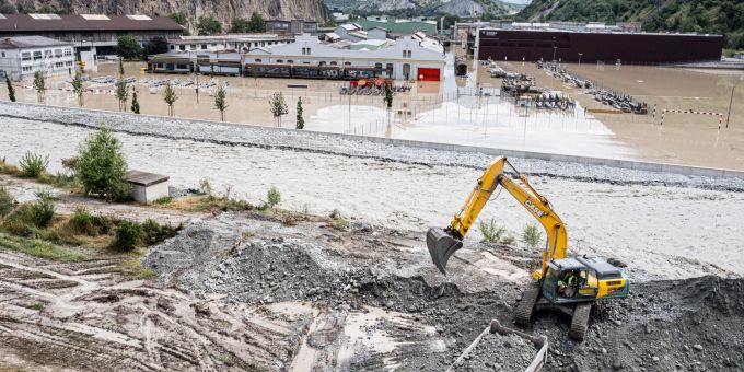 Nebst Baggern helfen im Wallis nun auch Super-Pumas der Armee aus. INONDATIONS, VALAIS, RHONE, CRUE, FLEUVE, UEBERSCHWEMMUNGEN,